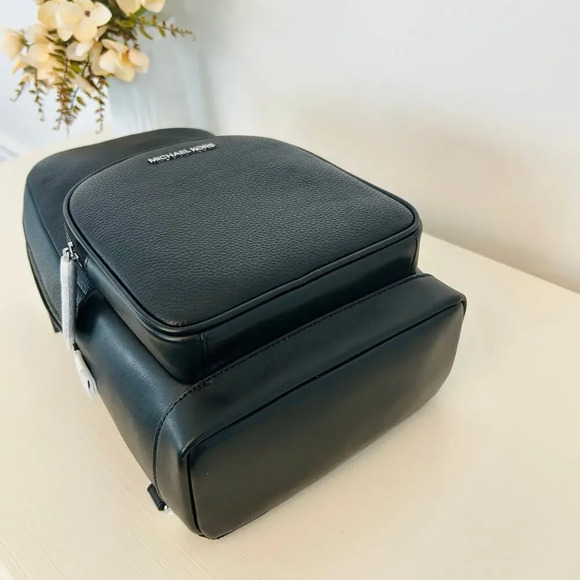 Michael Kors MK Cooper Logo Sling Pack Black - Picture 5 of 9